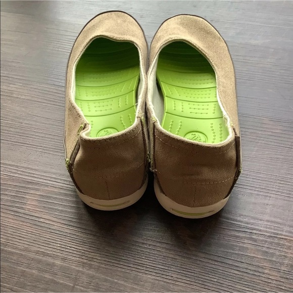 Crocs Size 7 Round Toe walking Loafers Fabric Women’s Canvas Tan Beige - Picture 3 of 4